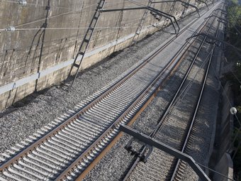 El tercer rail a punt per col·locar sobre les noves travesses, entre Girona i Celrà.  LLUÍS SERRAT