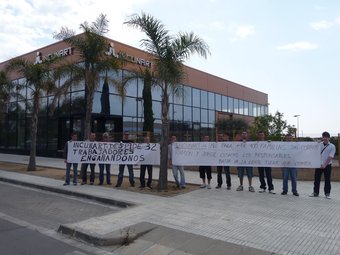 Els treballadors manifestant-se en contra del tancament de l'empresa.  T.M