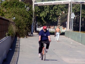 Un ciclista circula per la nova ruta del Barranquet, paral·lela a la via fèrria. /  CEDIDA