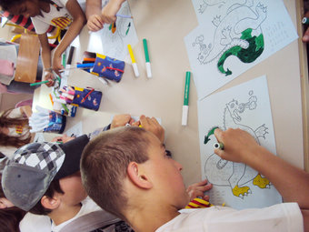Els nens pintant un drac.  M. M