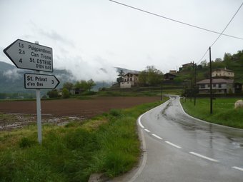 Una vista del camp, el de l'esquerra de la carretera, i la casa de l'alcalde, al fons.  J.C