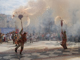 Imatge del ball de Diables de Vilanova i la Geltrú, durant la festa major.  L.M
