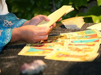 Un tarotista llegeix les cartes, a la fira de l'any passat.  AJUNT. D'ESPLUGUES