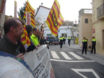 Lluita sindical.Membres de CCOO protestant davant de l'ajuntament de Cabrils, en una foto d'arxiu.  G.A