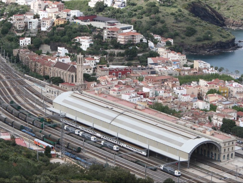 Una imatge de les instal·lacions ferroviàries a Portbou, on ara es fa el canvi de l'ample europeu i espanyol. LL.S
