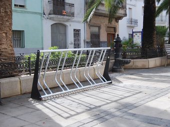 Instal·lació per poder aparcar les bicicletes a un carrer de la localitat. /  CEDIDA