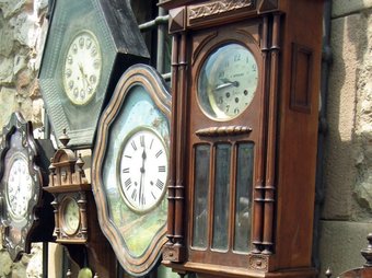 Rellotges de paret exposats a la fira.  FIRA DEL RELLOTGE