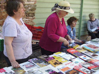 La parada de llibres muntada per l'Escola de Català.  J. C