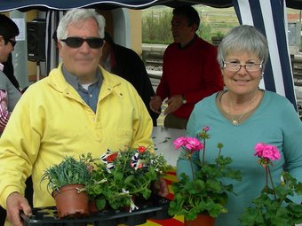 Una parella de veïns del municipi recollint flors per guarnir casa seva amb la intenció de participar en el Subirats en flor. 
 EL PUNT