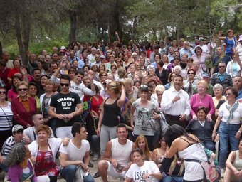 Els participants, van posar al camí d'accés de la canyada del Conill. /  ESCORCOLL