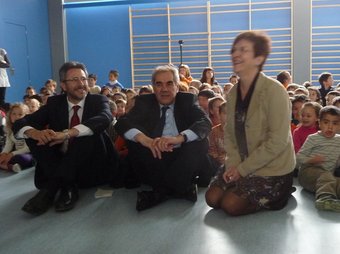 Maragall entre l'alcalde d'Amposta i la directora del centre durant la inauguració del CEIP Consol Ferré.  R.ROYO