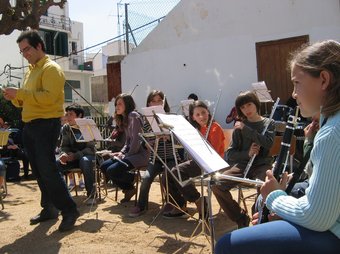 Alumnes de l'escola de música i dansa de la Vallalta en una actuació al carrer. EMMDV