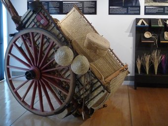 Objectes de pauma exposats a l'entrada del Museu de la Pauma que està obert de dimarts a diumenge al matí.  R.ROYO