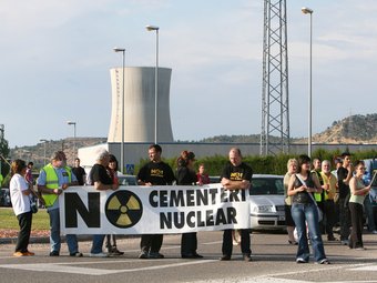 Membres de la CANC manifestant-se contra el cementiri nuclear, davant de la central d'Ascó. OLÍVIA MOLET