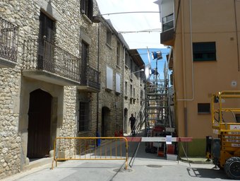 Un carrer cèntric d'Argelaguer tallat per l'equip de rodatge d'El monje.   J. CAMPS