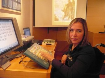 L'autora al costat del seu ordinador adaptat el dia de la presentació del llibre.  E.F
