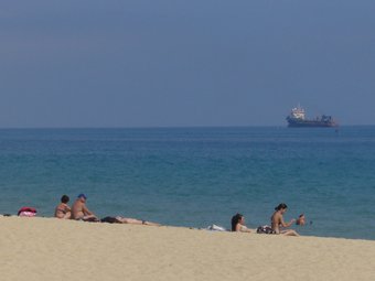 El vaixell draga recull sorra des de fa unes setmanes davant de la costa del Masnou, per abocar-la a Barcelona.  G.A