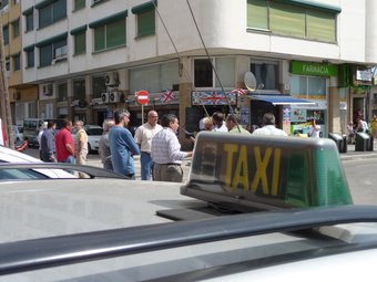 Un grup de taxistes ahir concentrats davant la plaça de l'àncora de Malgrat. T.M
