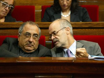 El conseller de Política Territorial, Joaquim Nadal, i el d'Economia, Antoni Castells, en el Parlament. /  ANDREU PUIG