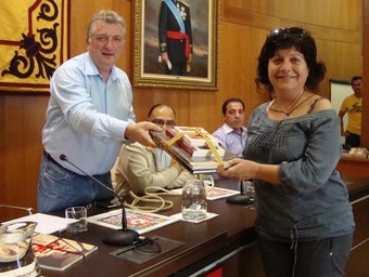 L'alcalde, Ximo Tur fa entrega d'uns llibres a la delegació mallorquina. /  CEDIDA