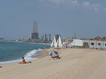 La platja de Badalona està a punt per la temporada alta de bany que comença avui.  M.M