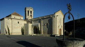 El pou que hi ha al centre de la llotja natural i, al fons, l'església romànica de Santa Maria.  JUANMA RAMOS