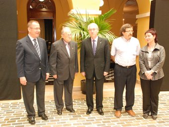 Els dos guanyadors es van fotografiar ahir amb els president de la Diputació, Josep Poblet, i el diputat Albert Vallvé. EL PUNT