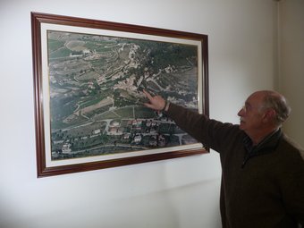 Imatge d'arxiu de l'alcalde de Pontons assenyalant el punt on es podria posar el parc.  A.M