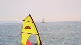 A Mont-roig s'ofereix un curs de windsurf de cap de setmana.  E.N C.DAURADA