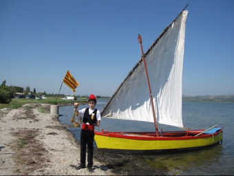 L'any passat el congrés dels Focs de Sant Joan va tenir lloc a Salses i la flama del Canigó va arribar en barca per l'estany. ARXIU