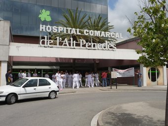 E-ls treballadors de l'hospital de l'Alt Penedès manifestant-se a les portes del centre. M.L./A.M
