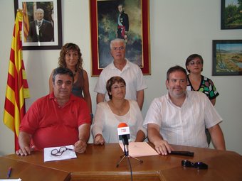 Albet i Noemí Cuadra, primers per l'esquerra en la imatge de l'anunci del pacte, el 2007.  M.L