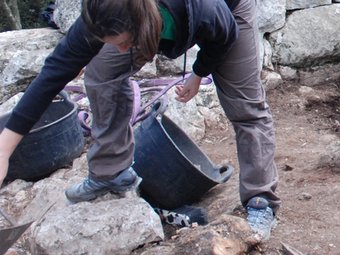 Tres arqueòlegs treballant al jaciment.  J. FRIGOLA