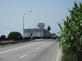 El prostíbul tancat des del 2005 està situat davant de mar i a peu de la carretera N-II.  Q.P