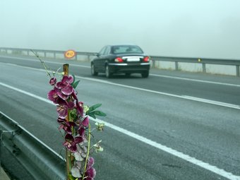 Un ram de flors ahir al matí, al punt on hi va haver l'accident a l'eix.  ACN
