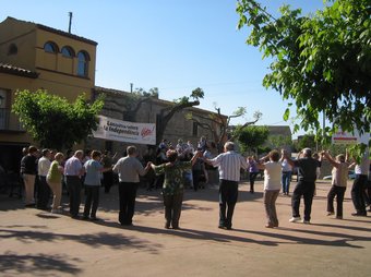 Una foto de les sardanes i un cartell de suport a la consulta del 20 de juny. EL PUNT