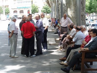 Un grup de jubilats conversen a la Rambla de Figueres.  JOSEP PUIGBERT