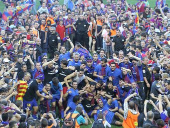 Els jugadors del Llevant, celebrant l'ascens després del triomf contra el Castelló (3-1). EL 9