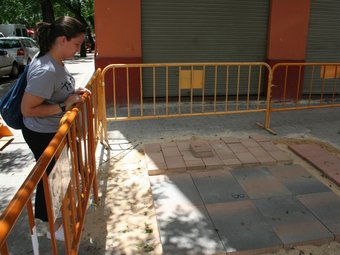 Una jove observa les propostes de paviment per a l'avinguda. /  CEDIDA