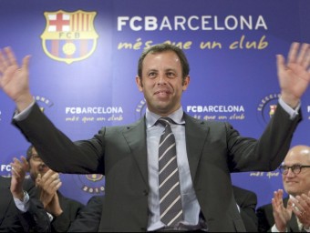 Rosell saluda durant la jornada electoral al Barça, després de conèixer els resultats que el donaven com a guanyador. EFE