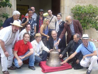 Productors, directors i actors de la popular sèrie amb la campana. J. COLOMER