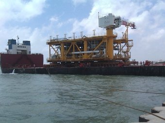 Imatge del vaixell que va sortir dels EUA amb part de la plataforma marina del projecte Castor.  EL PUNT