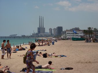 La platja de Badalona, a punt per a la temporada.  LL.A