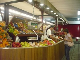 Les parades del mercat municipal s'han reformat i es van inaugurar aquest estiu quan des de l'oposició es va denunciar els fets. E.F