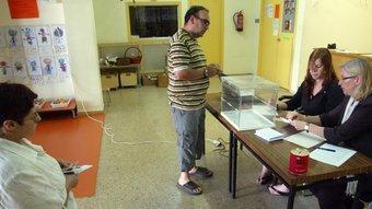 Un ciutadà exerceix el seu dret al vot. QUIM PUIG