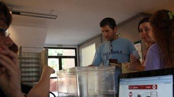 Els primers votants de Cerdanyola han hagut d'utilitzar el sistema de vot anticipat a causa dels problemes informàtics. ACN