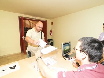 Un votant diposita el vot a la mesa electoral d'Alcover.  D.B