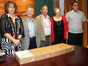 L'alcalde d'Ascó, amb jaqueta gris, acompanyat pels membres de les quatre entitats. ACN