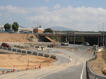 La rotonda que servirà per accedir al tram de la B-40 a partir de dimarts vinent, sota l'antiga carretera de la Bauma, la C-58 entre Terrassa i Manresa.  E.A