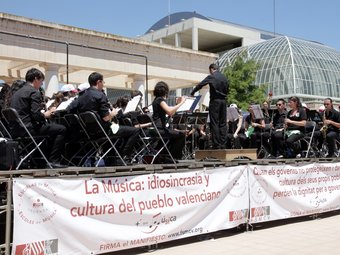Actuació de la Banda de la federació de Societats Musicals als jardins del Palau de la Música de València. /  CEDIDA